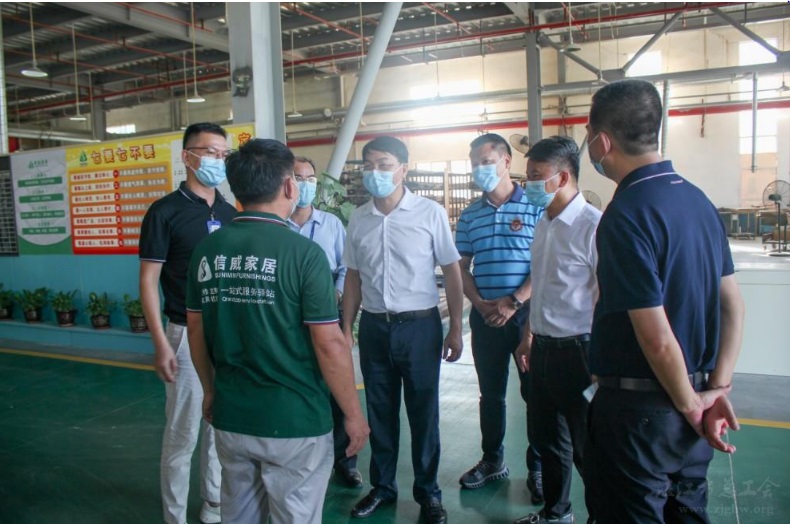 湛江市人大副主任、總工會(huì)主席李更盛率隊(duì)到信威集團(tuán)開(kāi)展勞模慰問(wèn)活動(dòng)
