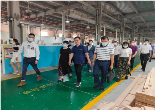 湛江市副市長何嘉旻率隊到信威集團(tuán)開展援企穩(wěn)崗調(diào)研及企業(yè)服務(wù)日活動
